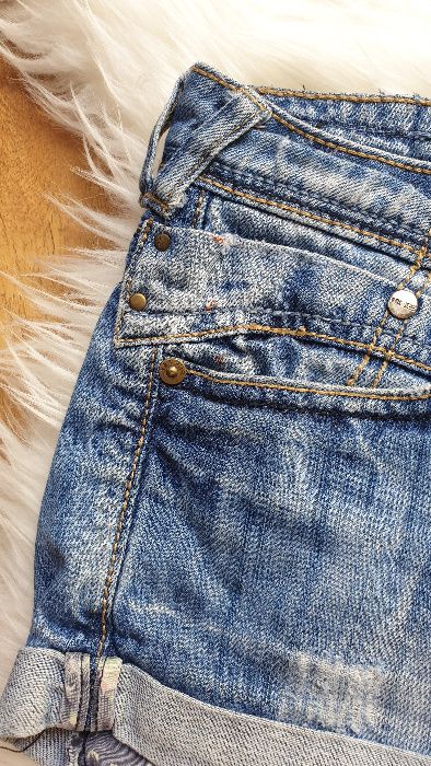Krótkie spodenki marki yes yes jeans, rozmiar M, wystające kieszenie
