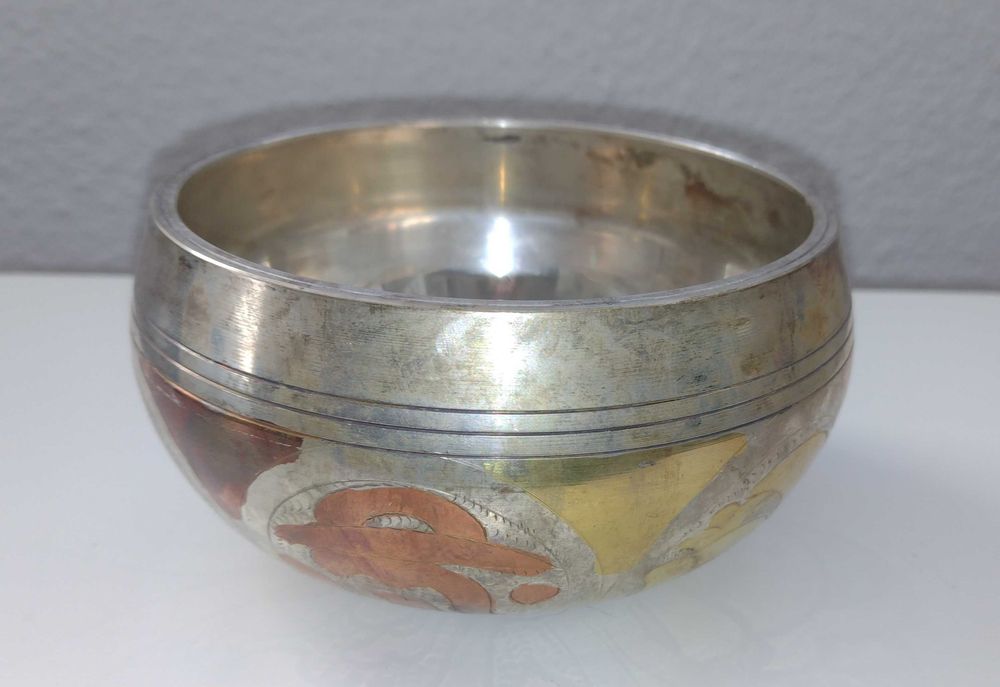 Taça tibetana prateada, dourada e cobreada