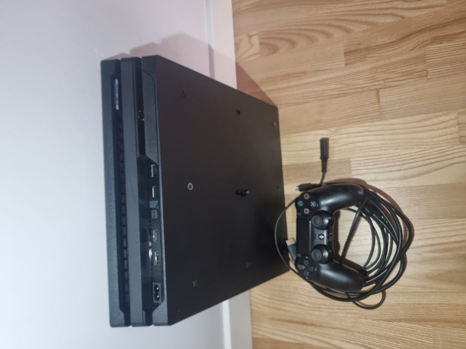 Ps4 pro w bardzo dobrym stanie  CUH16B problem z oprograwowaniem
