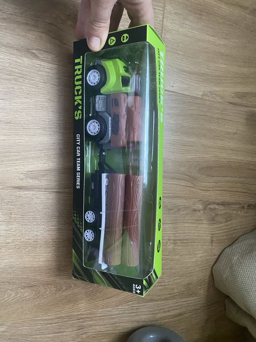 Вантажівка іграшкова з причепом і деревиною