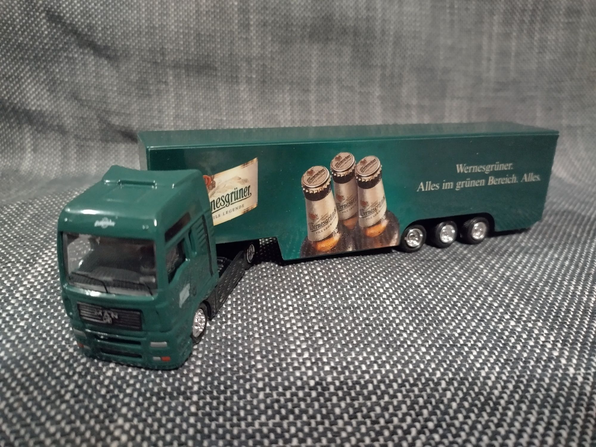 Ciężarówka MAN z reklamą piwa
