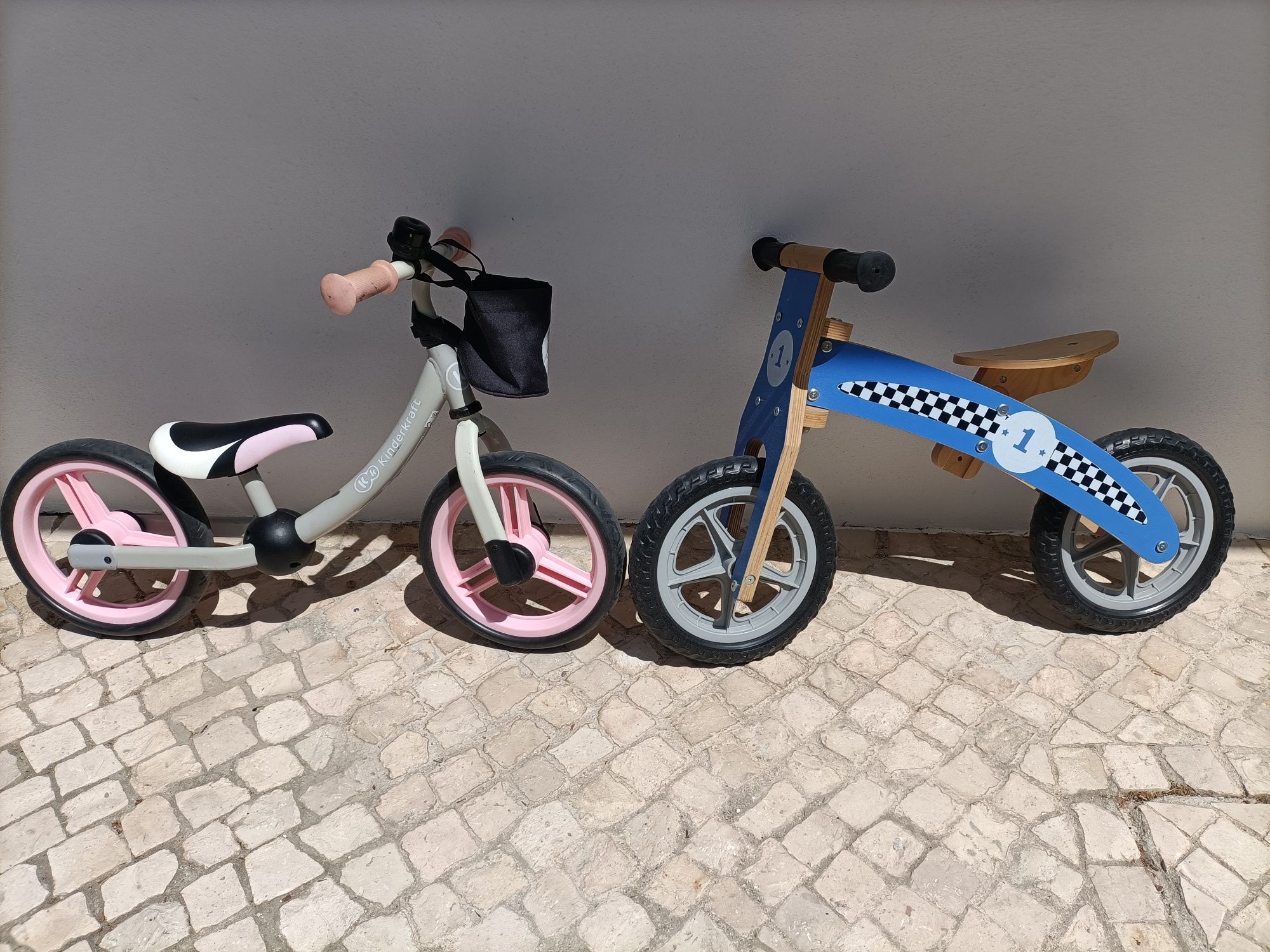 2 bicicletas de criança sem pedais