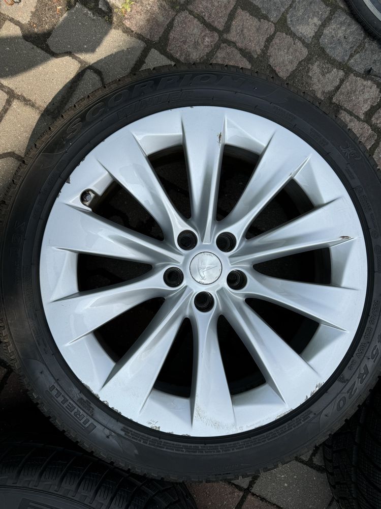 Koła zimowe 20 TESLA Y 255/45 + 275/45 jak NOWE Pirelli ORYGINAŁ FV