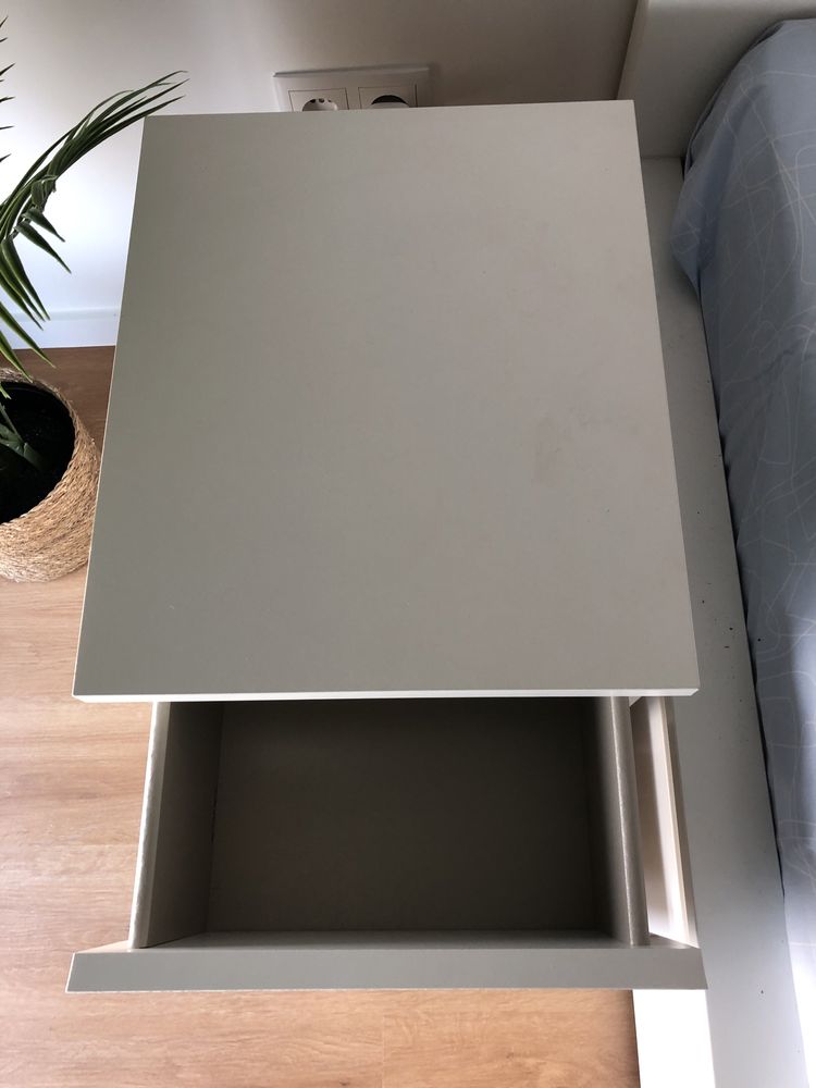 Mesa de cabeceira IKea como nova