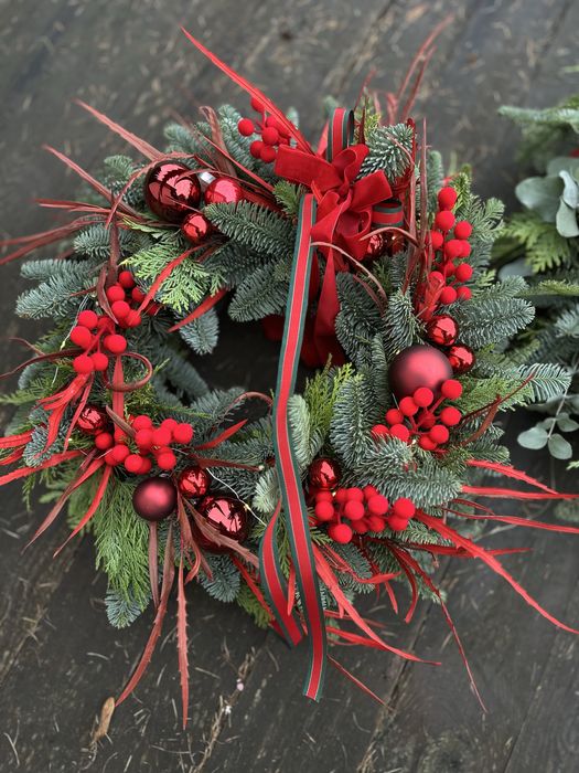 Wianek z jodly nobilis w czerwieni