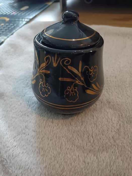 Elegancki czarny serwis kawowy