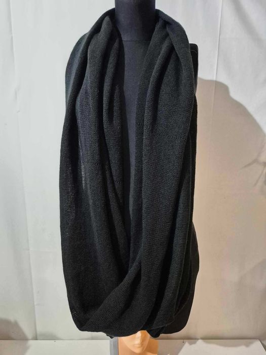 Czarny szeroki komin z dzianiny