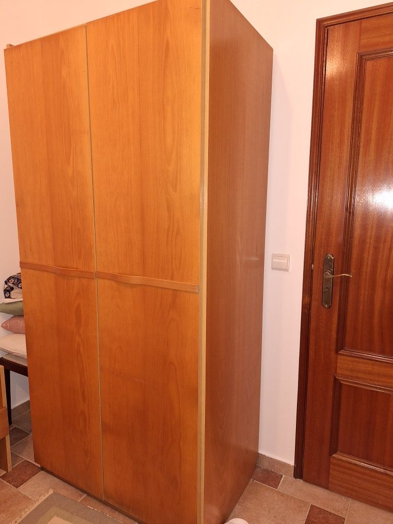 Roupeiro quarto com pouco uso.