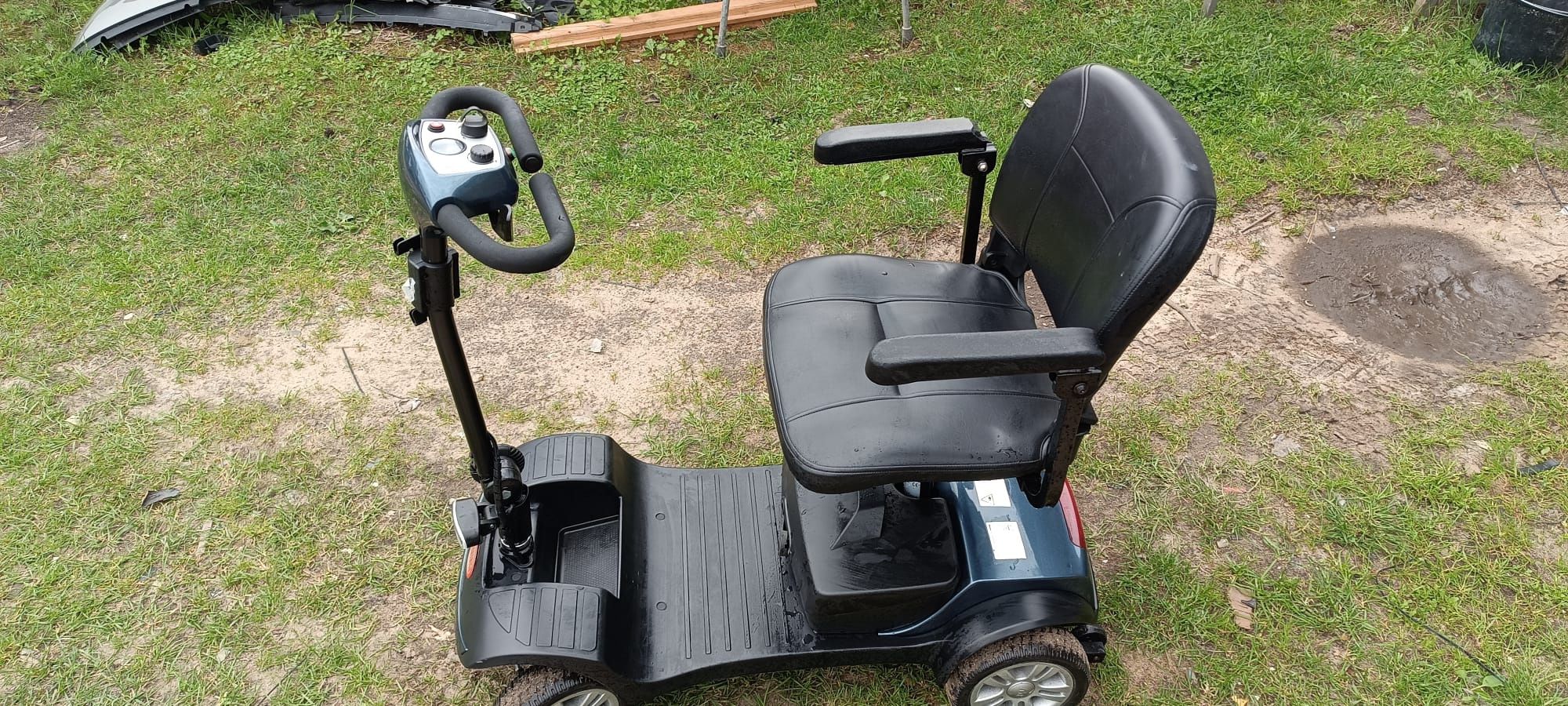 Wózek inwalidzki elektryczny.