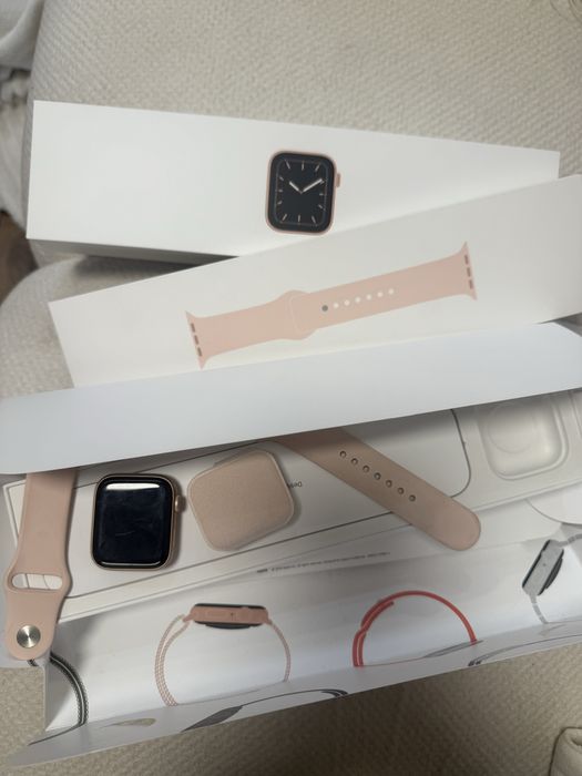 Смарт-годинник Apple Watch Series 5  44mm Gold Aluminum Case Pink