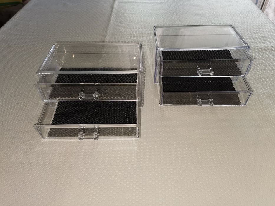 Dois organizadores de cosmética