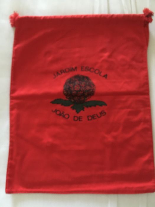 Saco encarnado para Jardim Escola Joao de Deus