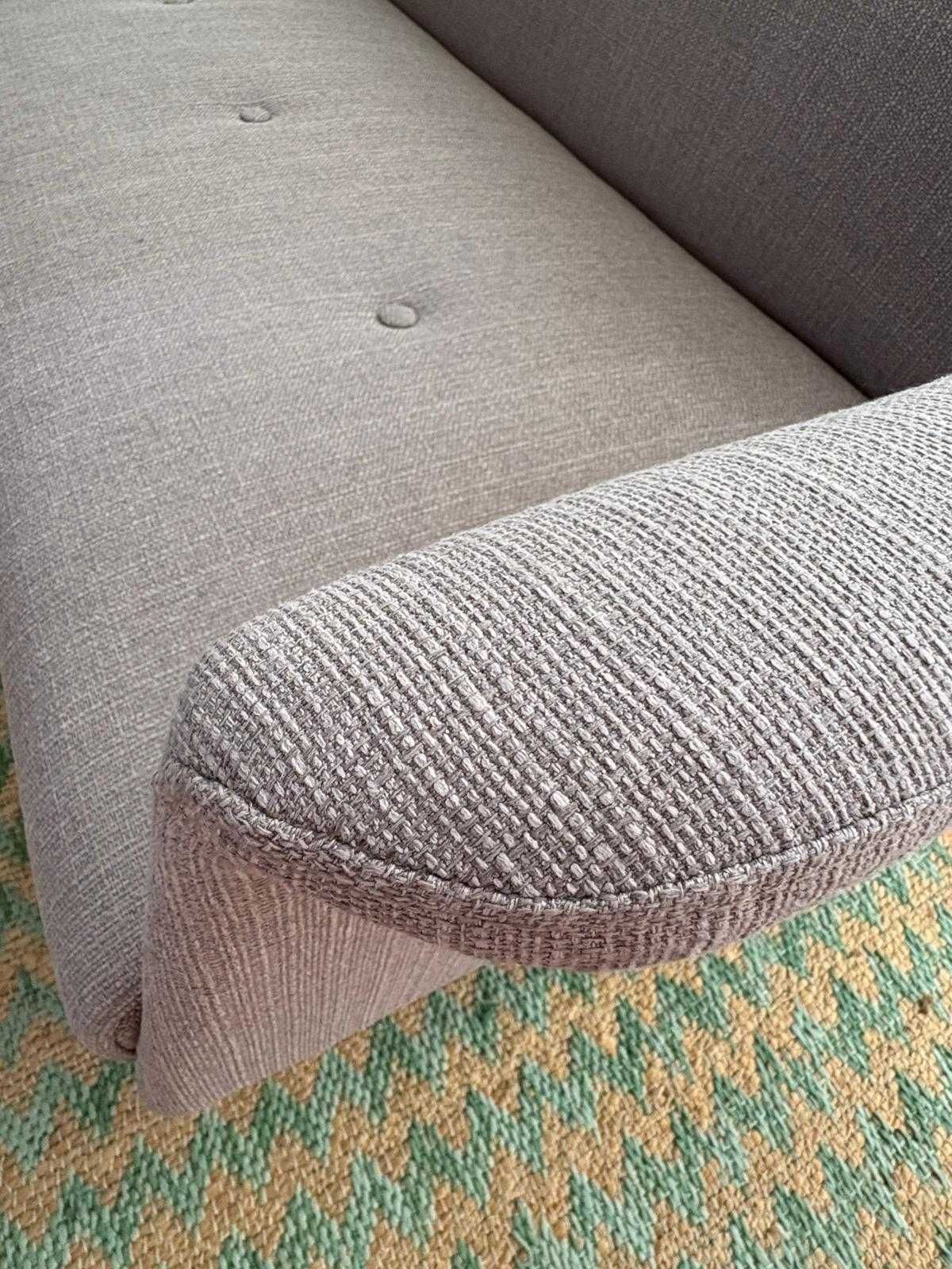 sofá-cama em tecido cinzento. sofa bed in light grey. foldable.