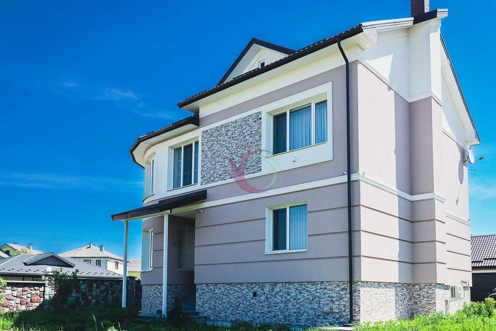 3-х поверховий будинок з ремонтом та власним подвір’ям в с. Крихівці