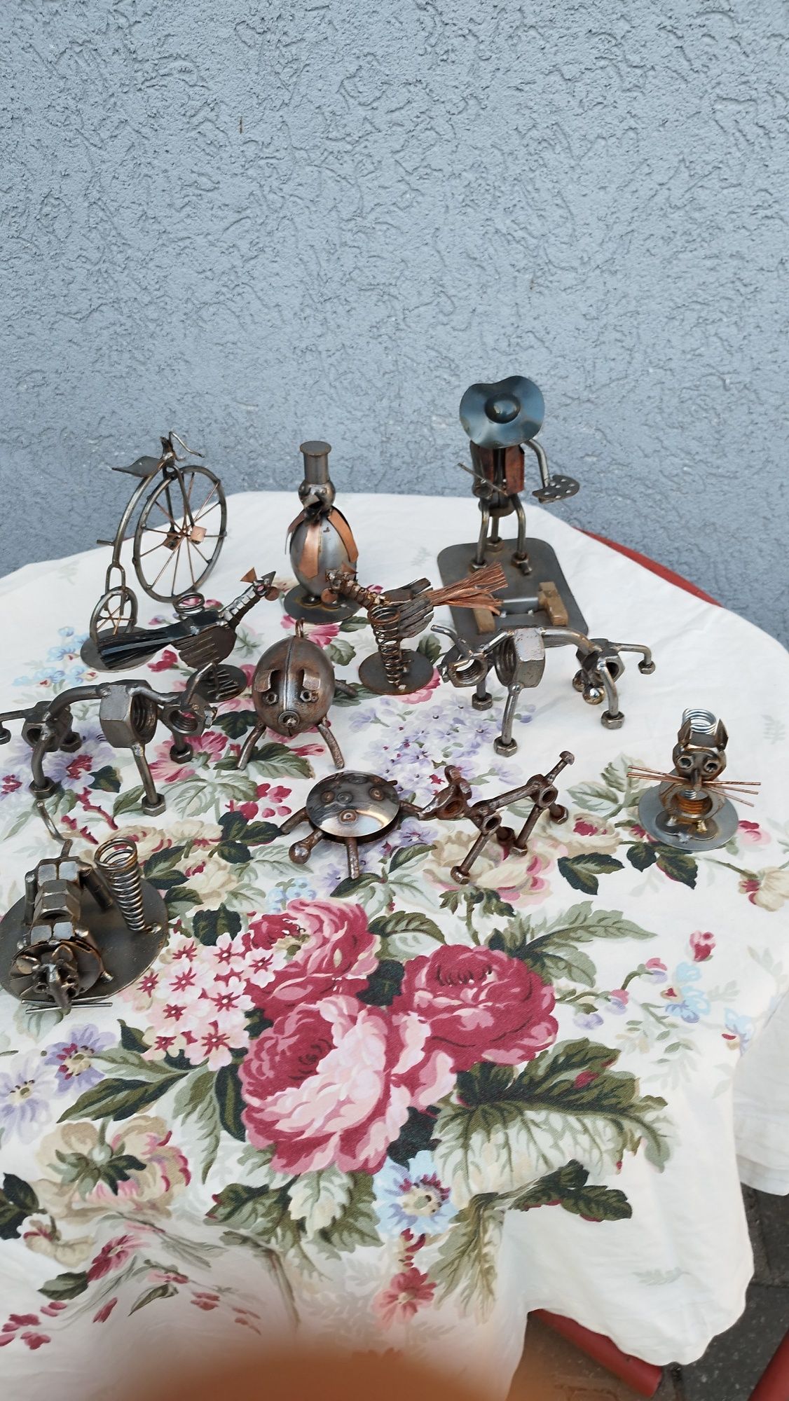Metalowa figurka malarza. Metaloplastyka