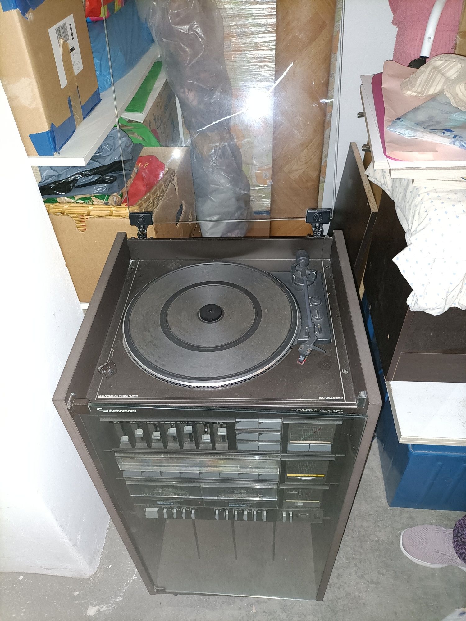 Móvel com gira discos