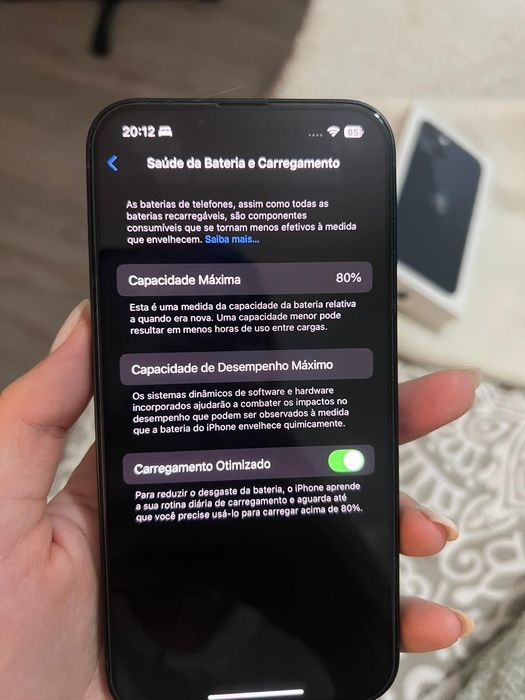 iPhone 13, de cor preto/azul escuro