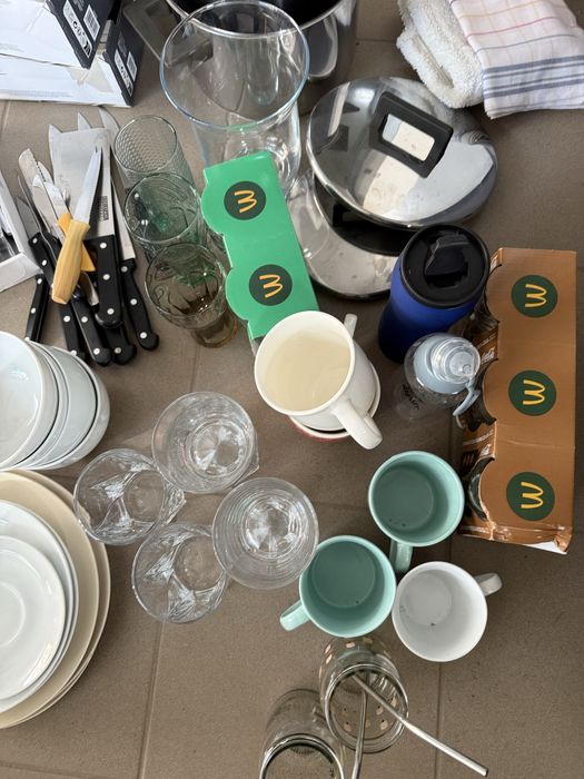 Zestaw naczyń zastawa talerze kubki szklanki sztućce wyposazenie miesz