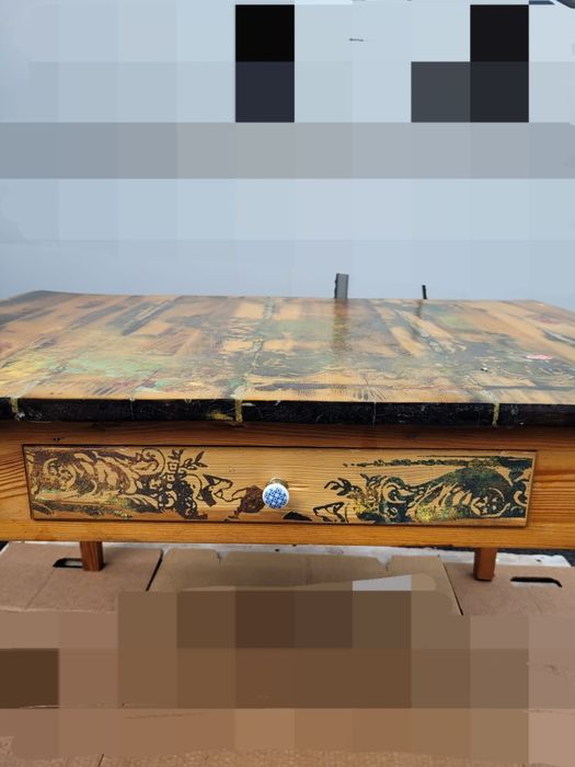 Stolik drewniany niski ozdobny