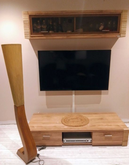 Sprzedam , szafka  RTV , półkę wisząca oraz lampę stojąca .