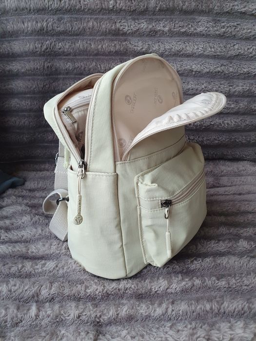 Mochila bege impermeável nova – ideal para o dia-a-dia