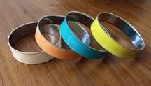 Conjunto de 4 Pulseiras metálicas coloridas - em óptimo estado
