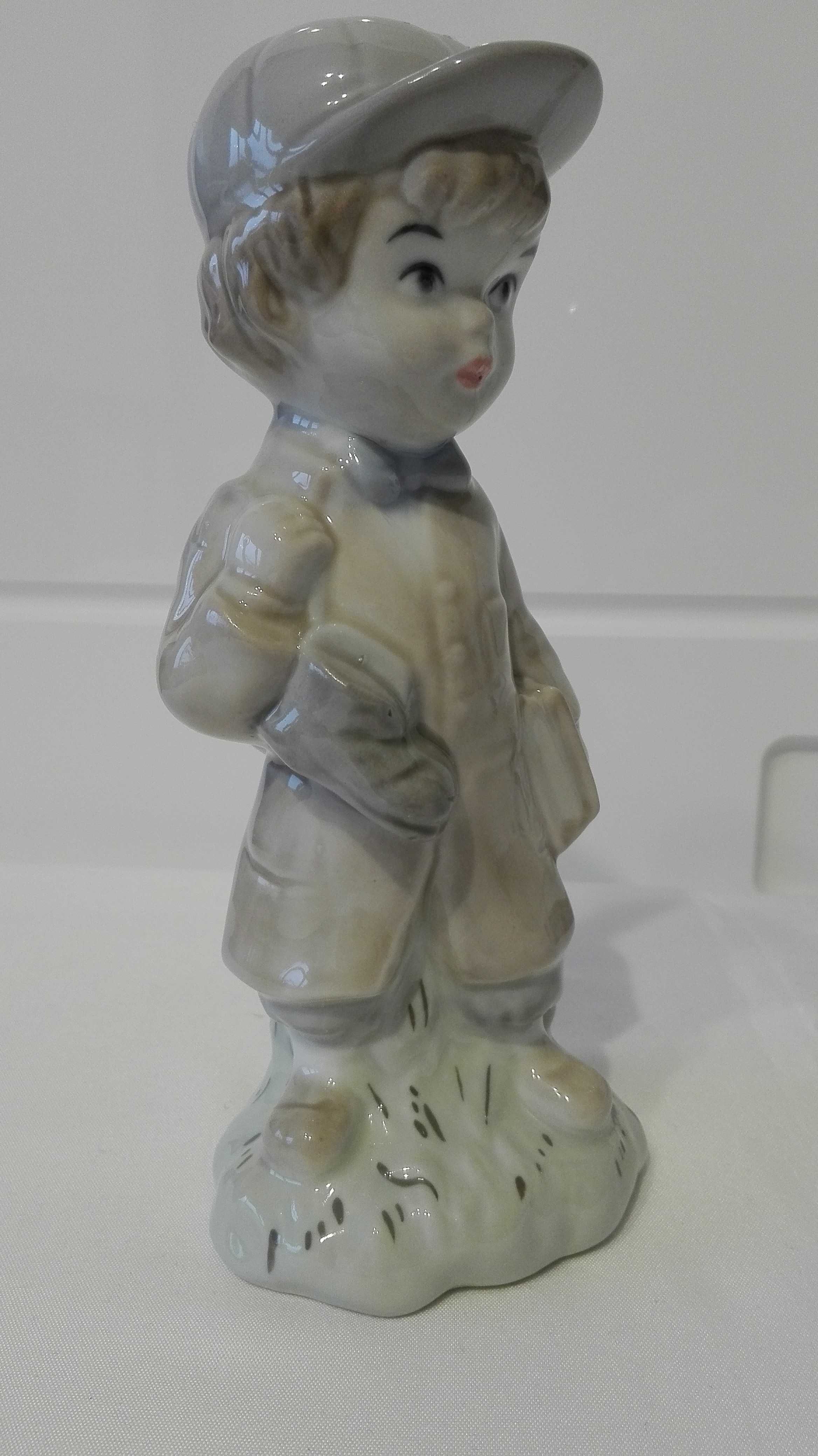 Figurka porcelanowa Chłopiec z książkami i butami firmy Sango