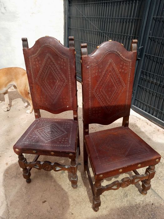 2 lindas cadeiras antigas em bom estado