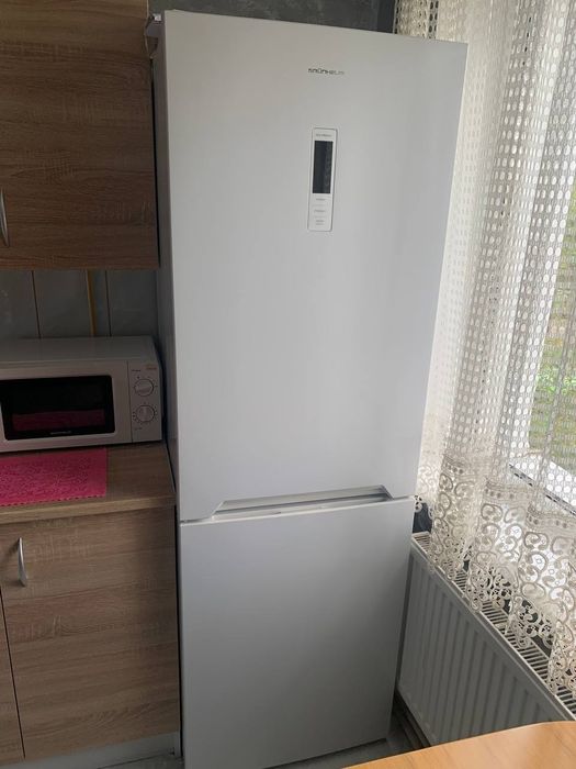 Холодильник майже новий дуже вмістимий економить  електроенергію