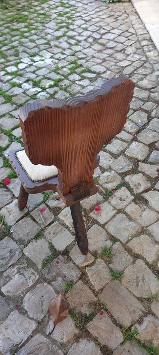 Cadeira com três pés