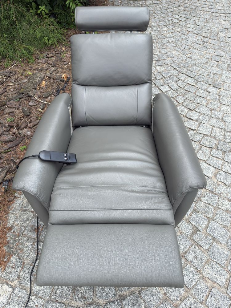 fotel rozkładany z funkcją relax i pionizacją dla seniora pilot elektr