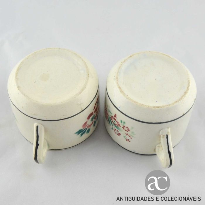 Par de chávenas almoçadeiras em faiança sem pires