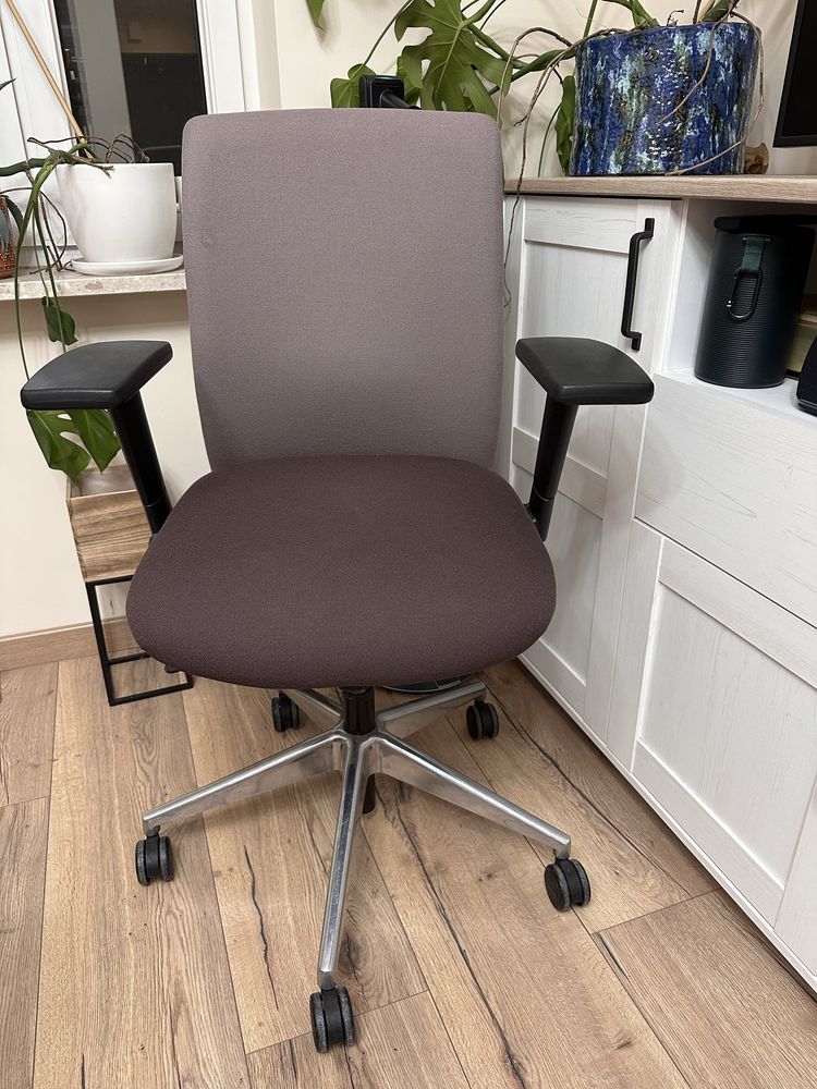 Krzesło biurowe obrotowe Bejot