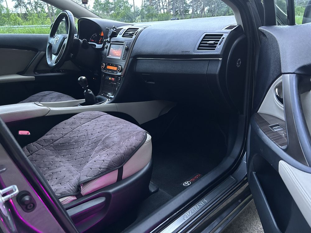 Toyota Avensis 2015 року
