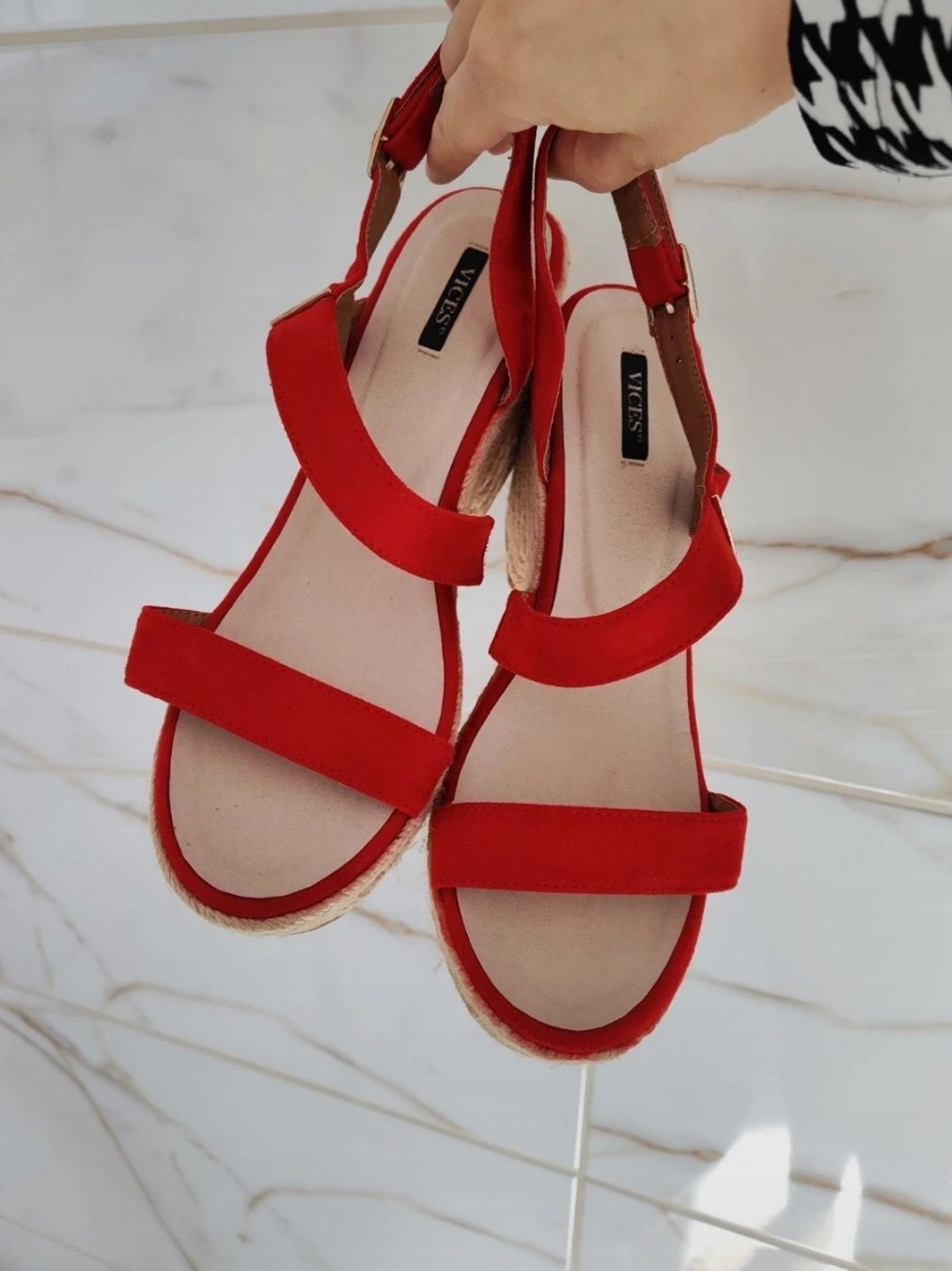 Zamszowe czerwone sandały na koturnie jak nowe