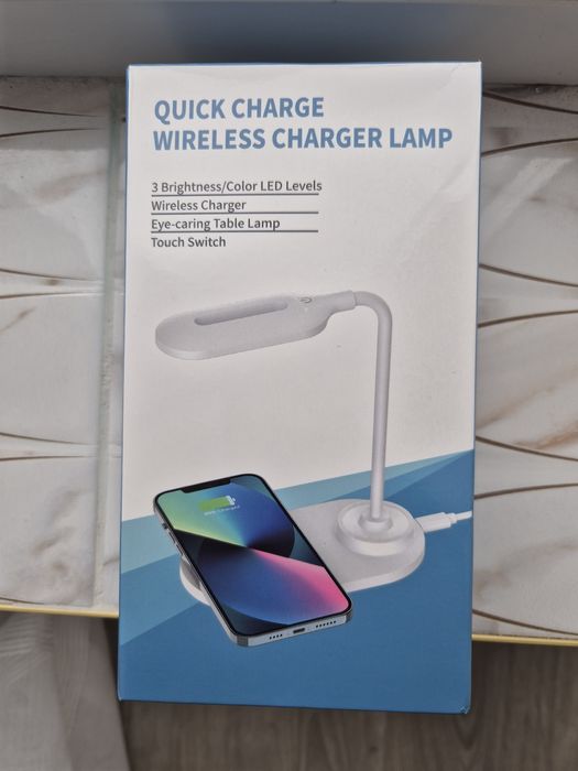 Настільна лампа з безпровідною зарядкою.
