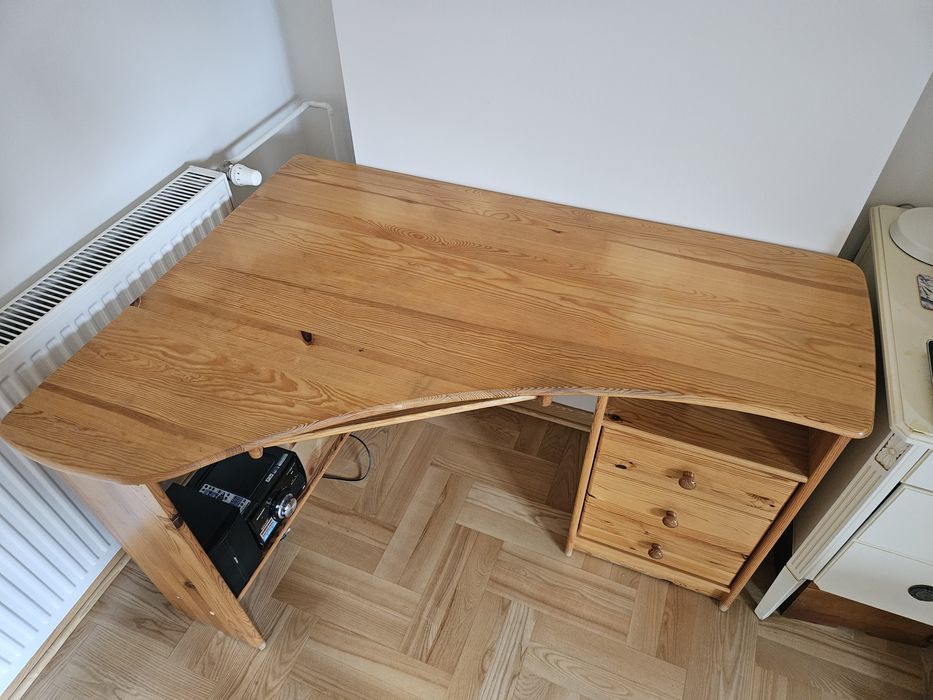 Sosnowe biurko narożne z nadstawką
Sosnowe biurko narożne z podstawką