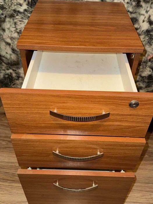 Продам тумбу на колесах