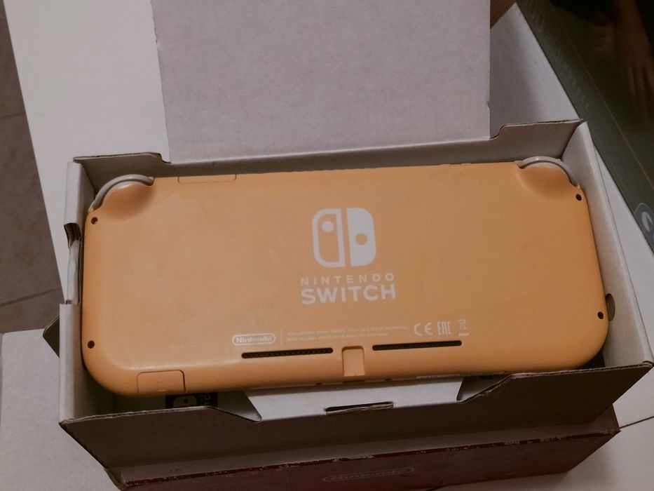 Nintendo switch lite amarela