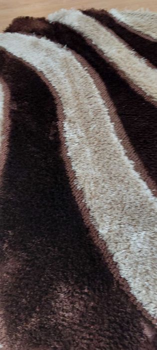 Carpete redonda castanha e branco sujo