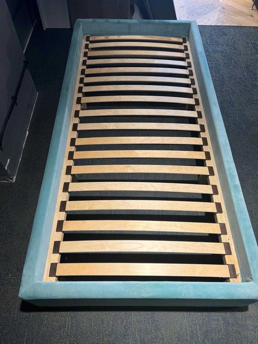 Łóżko tapicerowane ze stelażem (210x100) na materac (90x200)