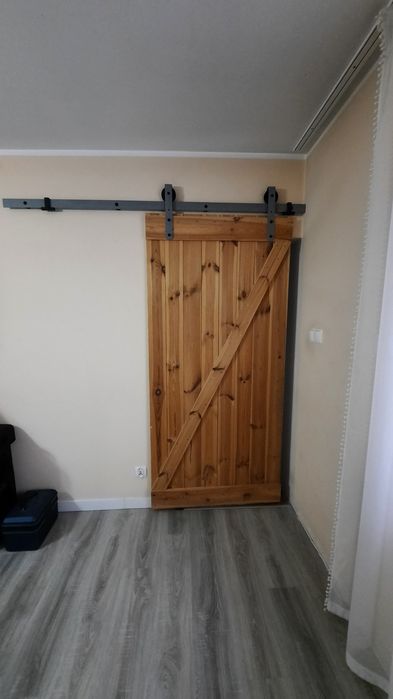 Drzwi loft z prowadnica