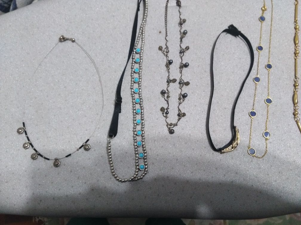 Colares variados com pedras
