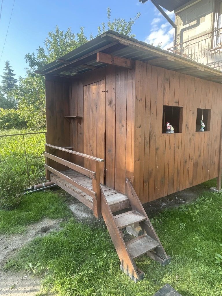 Drewniany domek ogrodowy