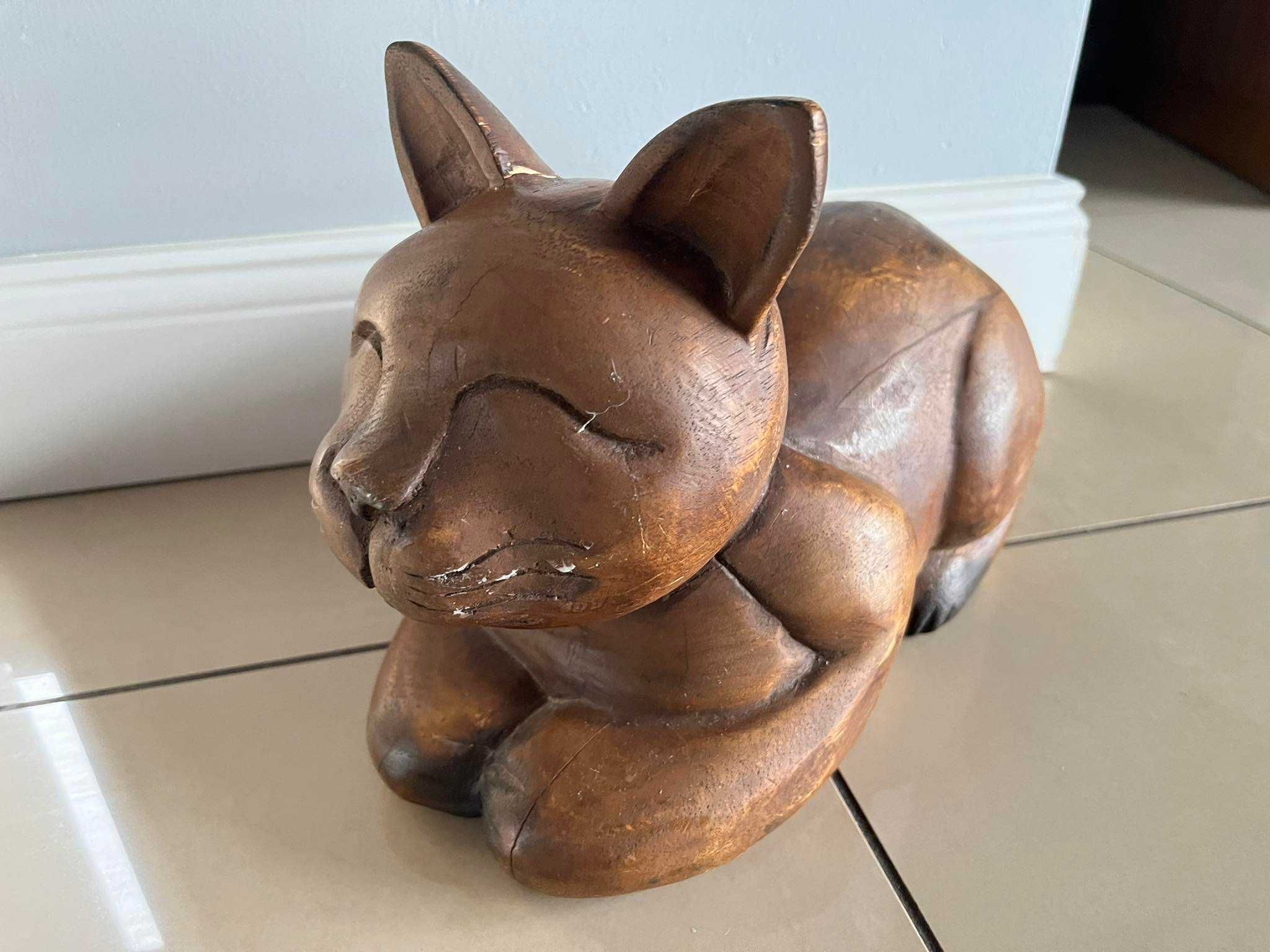 Kot duża drewniana figurka