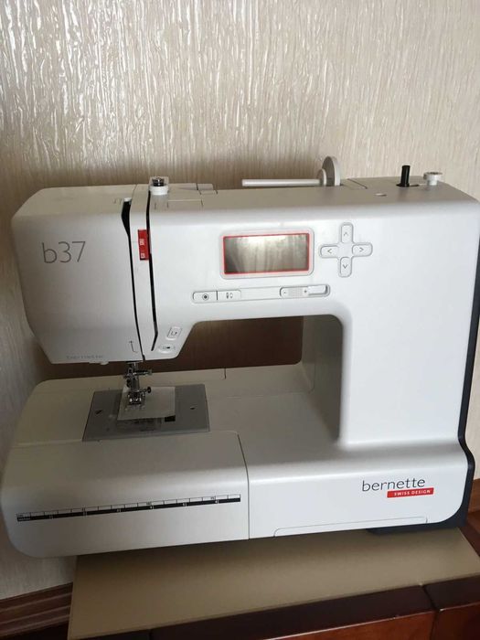 Швейна машина Bernina Bernette B37