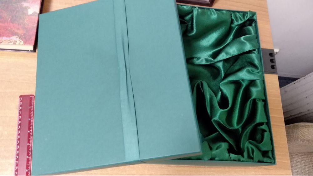 Подарункова коробка зеленого кольору 33*30*9,5 см