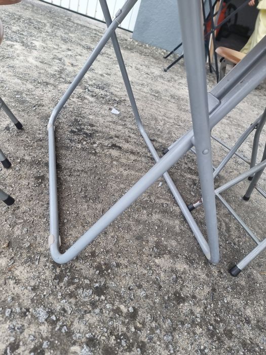 Conjunto mesa e cadeiras