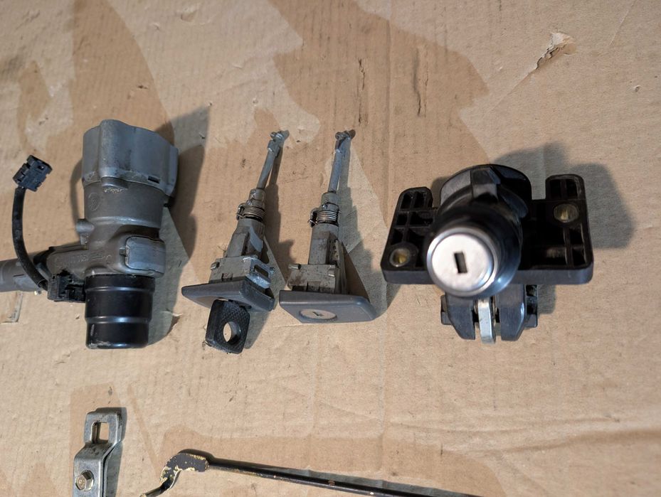 Zestaw zamków do Mercedesa W201