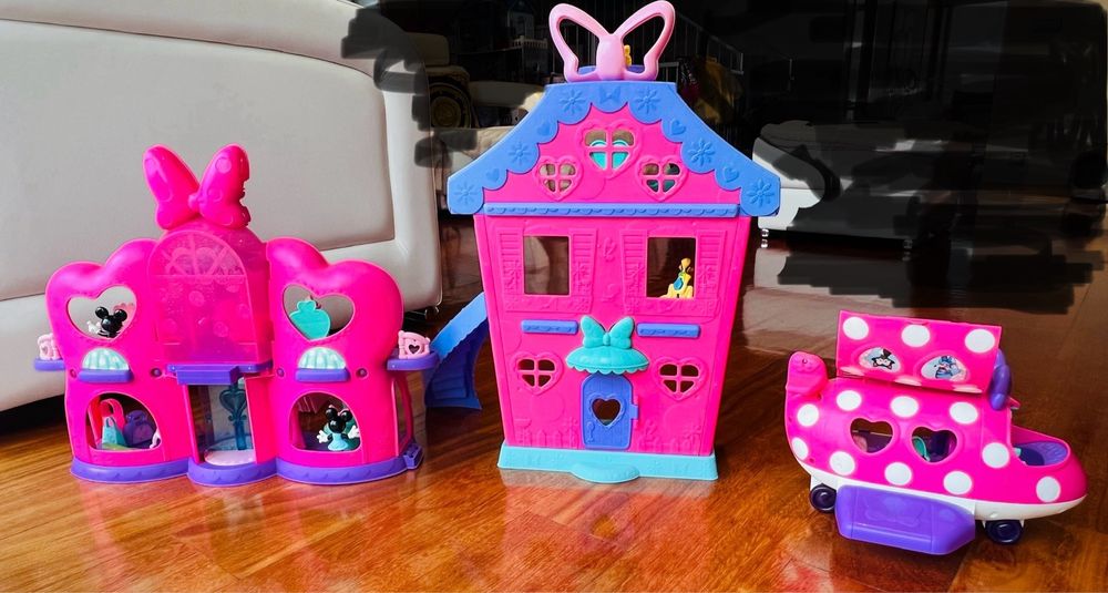 Conjunto da casa, do shopping e do avião da Minnie, com bonecos